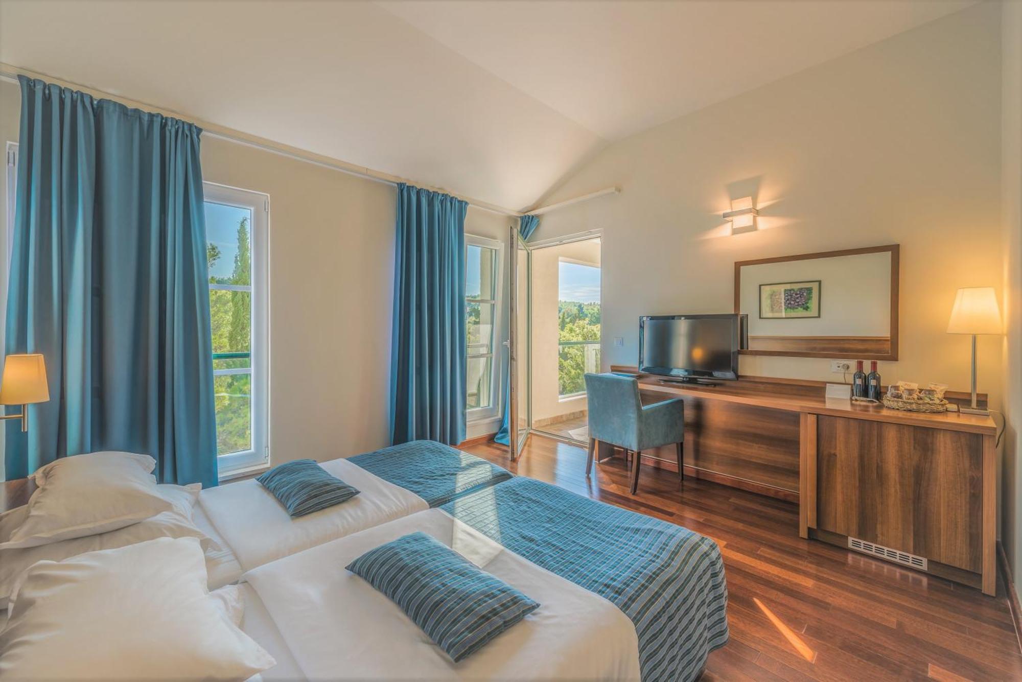 Aminess Vival Velaris Resort Supetar Exterior photo